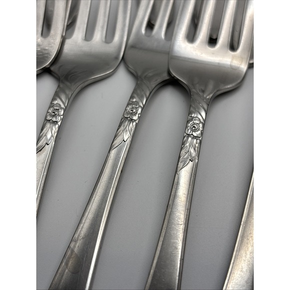 Oneida Sea Breeze Decorators Stainless Steel 34 Pcs Flatware Forks Spoons Knives